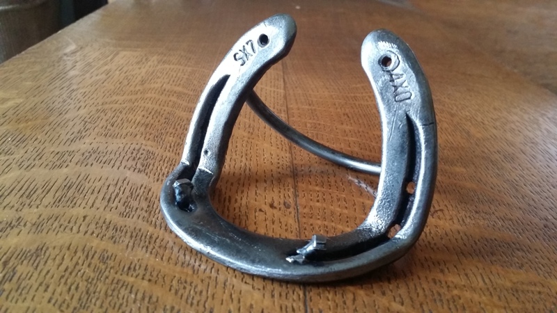 Horse Shoe Card / Cellphone Stand